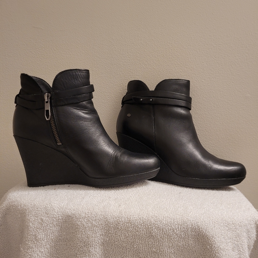 Gorgeous UGG boots, leather, fur lined. 7.5